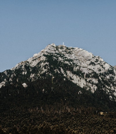 白人和黑人在蓝天白天山
